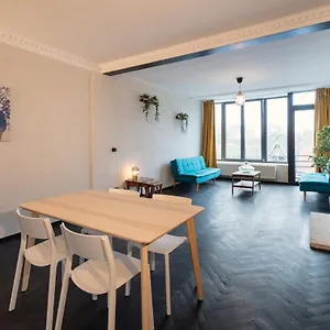 https://charming-spacious-antwerp-city-center-apartments.brusselshotelsbook.com